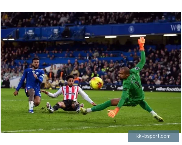 切尔西门将桑切斯频繁失误引发主力位置争议 球迷与媒体纷纷质疑