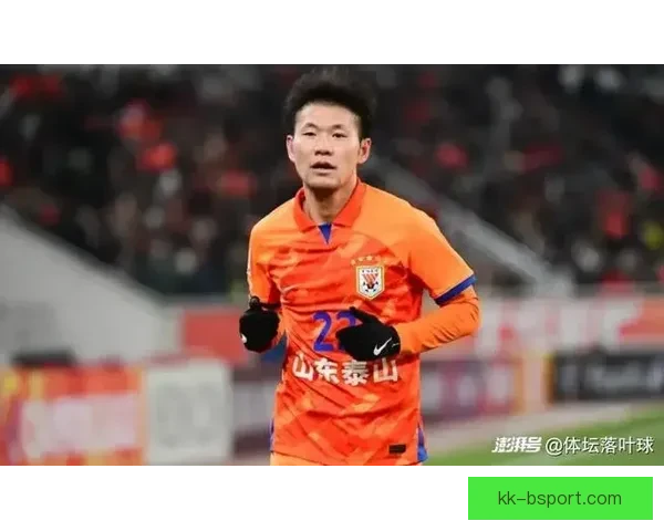 李源一在国足中场拼劲十足 成为防守核心稳固球队后防线